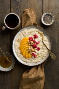 Oatmeal with Peach, Raspberries, and Almonds
